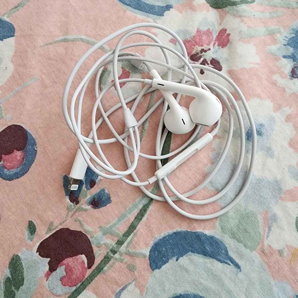 Apple EarPods with Lightning Connector like new